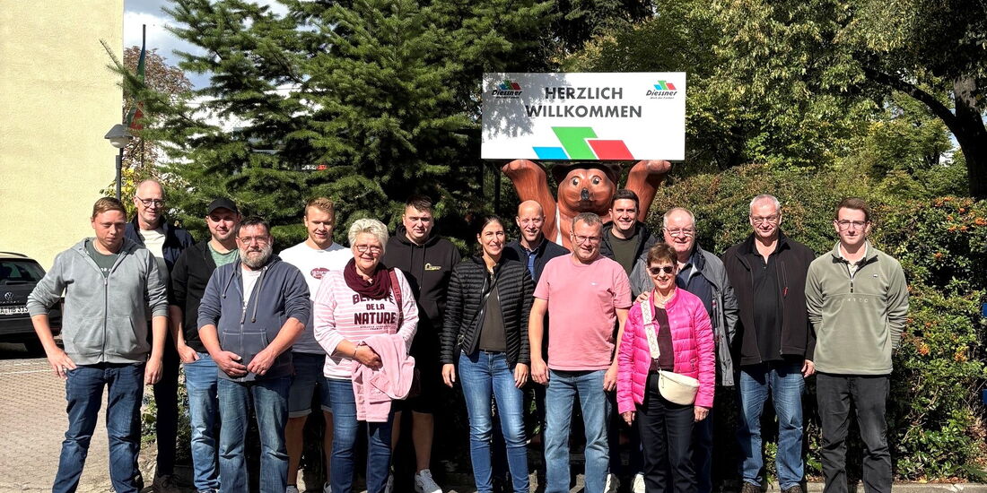 Die Reisegruppe der Maler- und Lackierer-Innung Waldeck-Frankenberg steht vor dem Firmengebäude von Diessner.