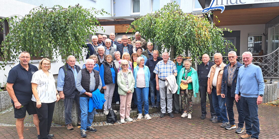 Handwerkssenioren vor dem Gasthaus „Zur Linde“, rechts Reinhold von Eynern und daneben Fred Heckmann.