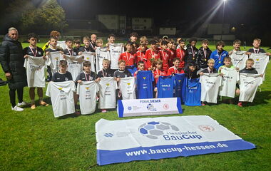 Beide C-Jugend-Teams beim BauCup-Finale in Goddelsheim, links KH-Geschäftsführer Kai Bremmer.