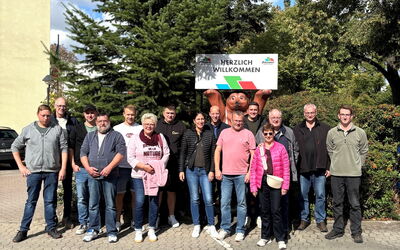 Die Reisegruppe der Maler- und Lackierer-Innung Waldeck-Frankenberg steht vor dem Firmengebäude von Diessner.
