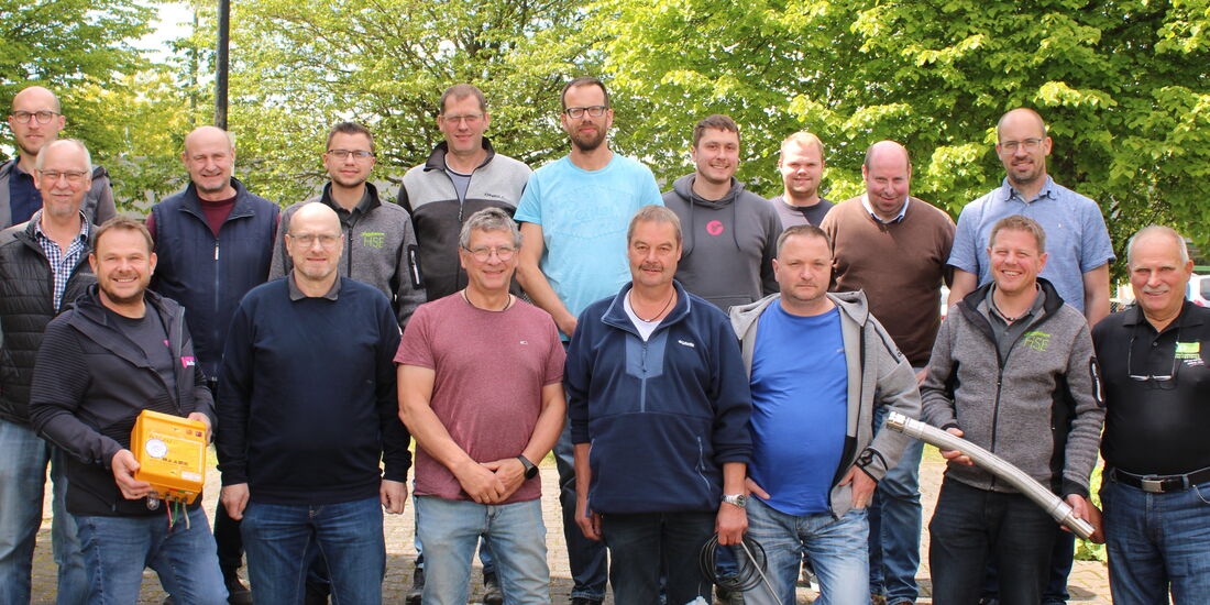 SHK-Fachkräfte bei der WHG-Schulung mit Referent Jürgen Jakob und Obermeister André Landskron.
