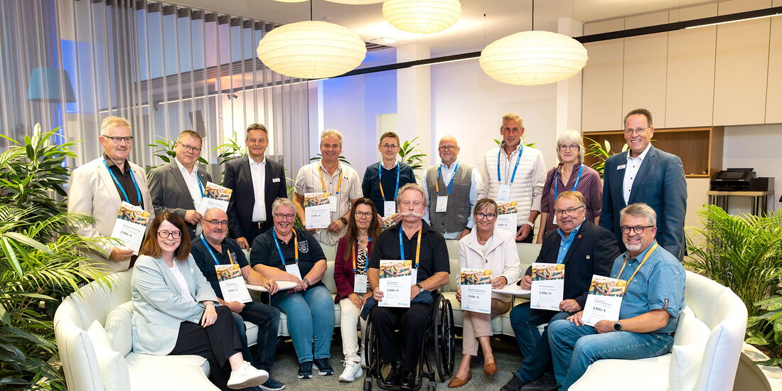 Gruppenfoto der Preisträger von #GemeinsamVereint bei der Preisübergabe der Volksbank in Korbach.