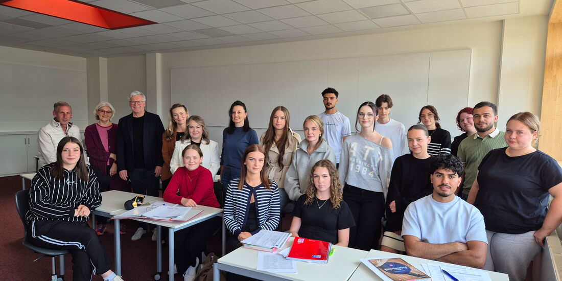 Neue Friseur-Azubis mit Vertretern aus Schule, Innung und Handwerk beim Unterricht in Korbach.