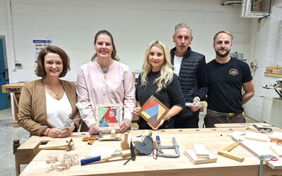 Gruppenfoto mit fünf Beteiligten des Aktionstags „Aus Neugier wird Können“ in Frankenberg.