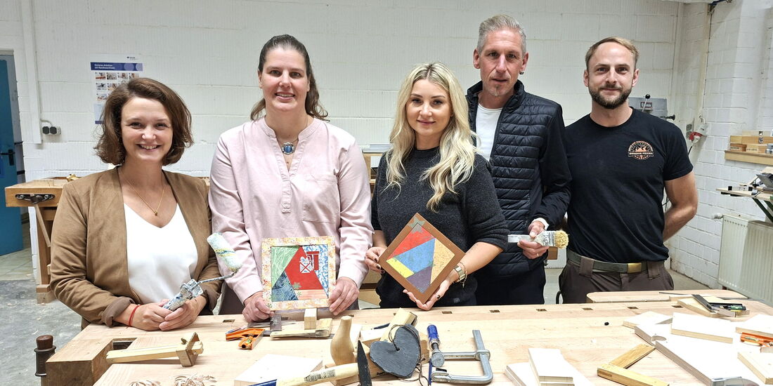 Gruppenfoto mit fünf Beteiligten des Aktionstags „Aus Neugier wird Können“ in Frankenberg.