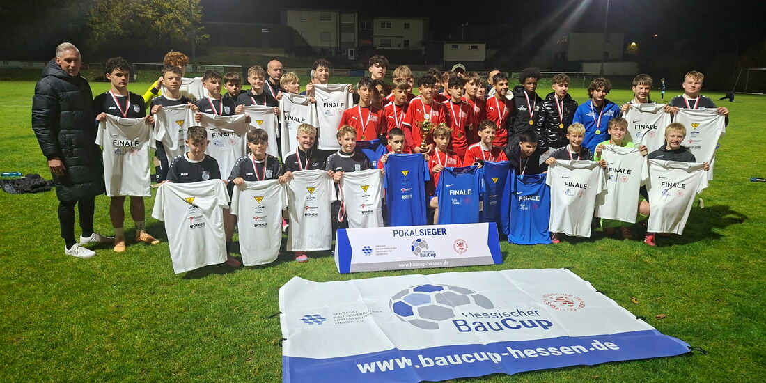 Beide C-Jugend-Teams beim BauCup-Finale in Goddelsheim, links KH-Geschäftsführer Kai Bremmer.