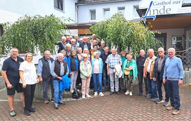 Handwerkssenioren vor dem Gasthaus „Zur Linde“, rechts Reinhold von Eynern und daneben Fred Heckmann.